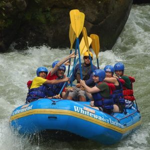 Persona disfrutando de rápidos en un río de montaña