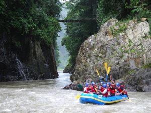 Turistas disfrutando de una excursión rápida en el río