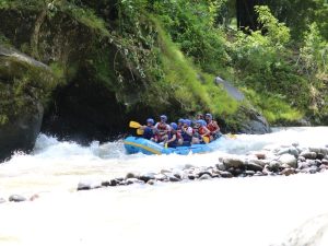 Grupo de personas haciendo rafting en rápidos emocionantes