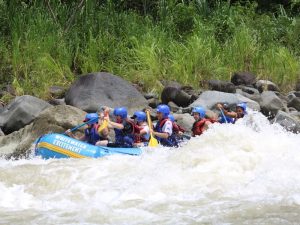 Personas haciendo rafting en los rápidos