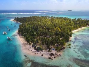 Vista panorámica de la isla San Blas con aguas cristalinas y palmeras