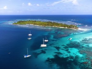 Vista aérea de San Blas en Panamá con aguas cristalinas y playas de arena blanca