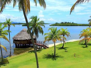 Vista panorámica de las Islas de San Blas en Panamá con aguas cristalinas y arena blanca