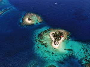 Vista panorámica de las Islas de San Blas en Panamá con aguas cristalinas y palmeras