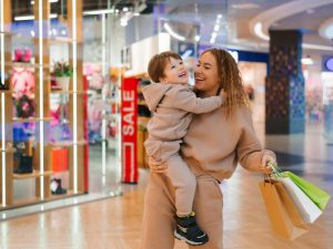 Imagen de compradores disfrutando una experiencia de compras en Golfito