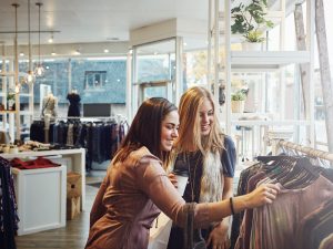 Personas disfrutando de compras en el Zona Libre de Golfito
