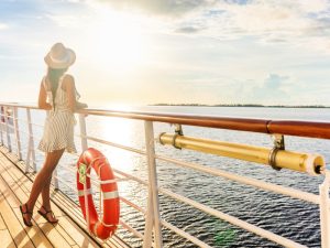 Crucero Silversea de lujo navegando en el océano bajo un cielo despejado
