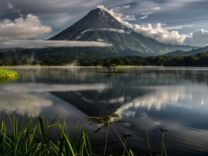 Vista Panorámica de La Fortuna, Costa Rica con paisaje montañoso