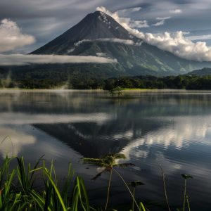 Vista Panorámica de La Fortuna, Costa Rica con paisaje montañoso