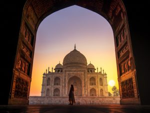 Turistas visitando un templo en India
