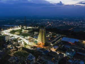 Vista panorámica de un monumento histórico en la India bajo un cielo despejado