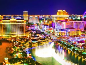 Vista panorámica de Las Vegas con sus icónicos casinos y luces brillantes