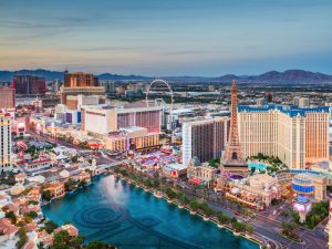 Vista panorámica de Las Vegas de noche con sus icónicas luces y edificios