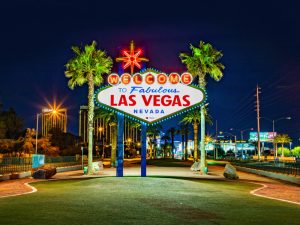 Vista panorámica de Las Vegas de noche con luces y casinos