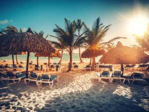 Vista panorámica de la playa en Punta Cana con aguas turquesas y arena blanca