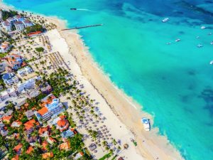 Vista panorámica de la playa en Punta Cana con aguas cristalinas y arena blanca