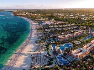 Playa paradisiaca en Punta Cana con arena blanca y mar turquesa