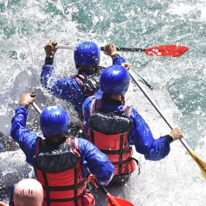 Rafting en los Rápidos de Turrialba con paisaje natural