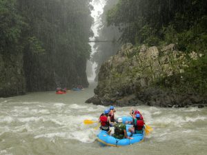 Personas disfrutando de los rápidos en Turrialba, Costa Rica