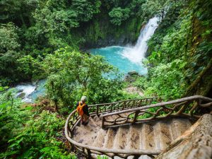 Vista panorámica del Río Celeste en Costa Rica con aguas turquesas