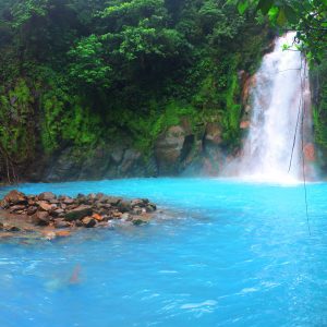 Vista panorámica del Río Celeste en Costa Rica