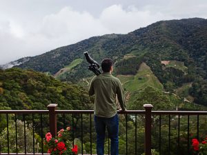 Vista panorámica de un amanecer sobre las montañas con un lago en primer plano
