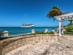 Crucero de Virgin Cruises navegando al atardecer - Agencia Meridianos