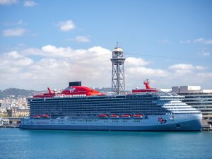 Crucero Virgin Cruises navegando al atardecer - Agencia Meridianos