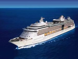Imagen de un lujoso crucero Serenade navegando en el mar al atardecer