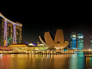 Vista panorámica del horizonte de Singapur con el atardecer de fondo