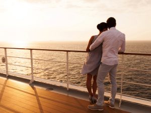 Imagen de lujo a bordo de un crucero Silversea navegando por el océano