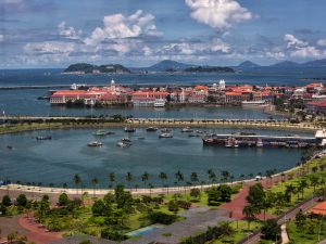 Vista panorámica de Panamá con sus emblemáticos rascacielos y canales
