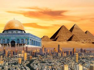Vista panorámica de las pirámides de Egipto con un cielo despejado