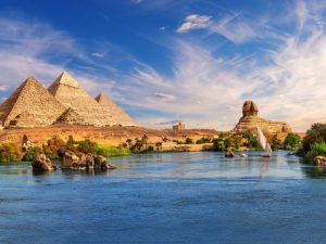 Vista Panorámica de Egipto con Templos Antiguos y Paisaje Desértico