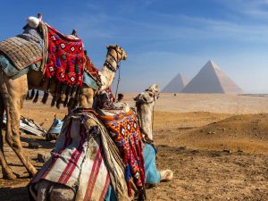 Foto de un gran monumento egipcio con jeroglíficos y esculturas, representando la rica historia de Egipto